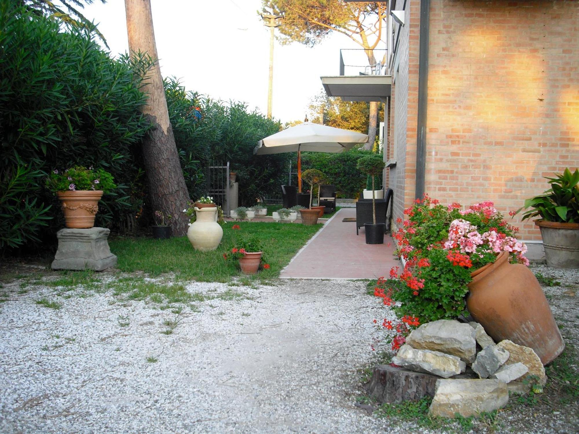 Hotel Garden Tirrenia Exterior photo